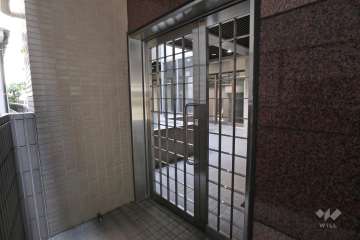エントランスはオートロック付きです。