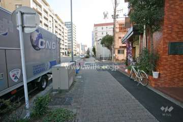 敷地北側の前面道路（西側から）
