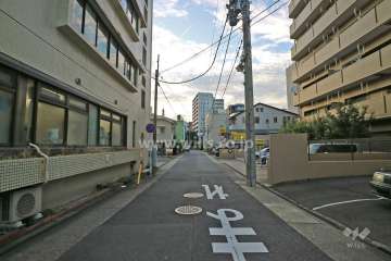 敷地南側の前面道路（東側から）