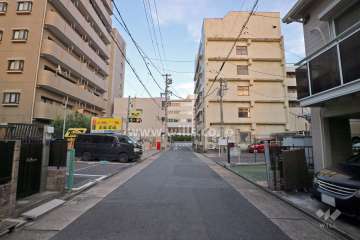 敷地南側の前面道路（西側から）