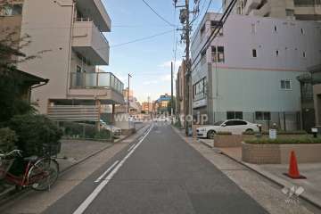 敷地北側の前面道路（西側から）