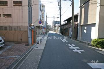 敷地西側の前面道路