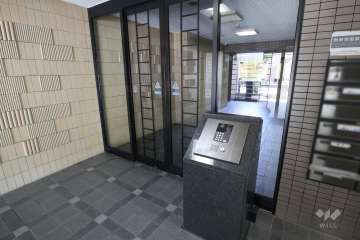エントランスはオートロック付きです。