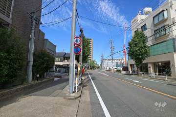 敷地東側の前面道路（南側から）