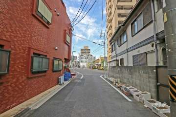 敷地東側の前面道路（南側から）