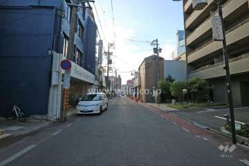 敷地南側の前面道路（東側から）