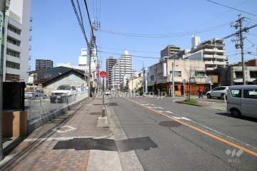 敷地東側の前面道路（南側から）