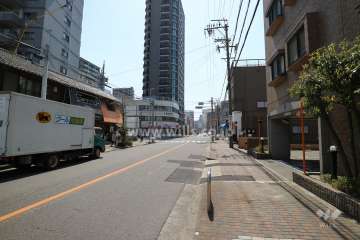 敷地東側の前面道路（北側から）