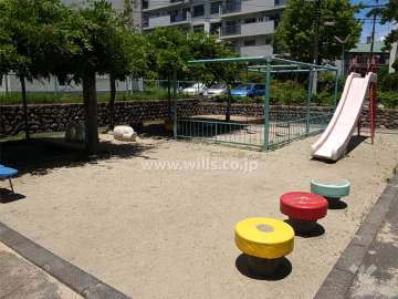 C-56棟の東側には公園があります。