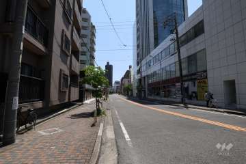 敷地西側の前面道路