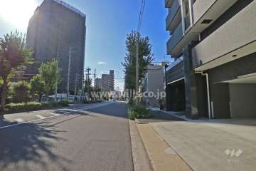 敷地南側の前面道路（東側から）