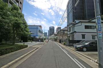 敷地西側の前面道路（北側から）