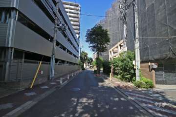 敷地西側の前面道路（南側から）
