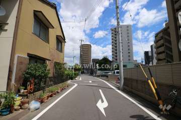 敷地北側の前面道路（西側から）