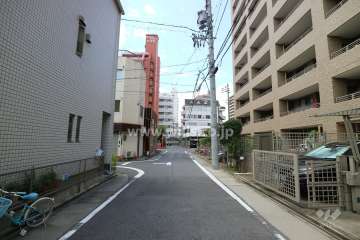 敷地南側の前面道路（東側から）