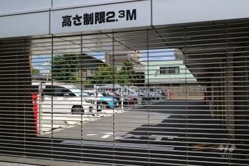 駐車場出入り口（リングシャッター付き）