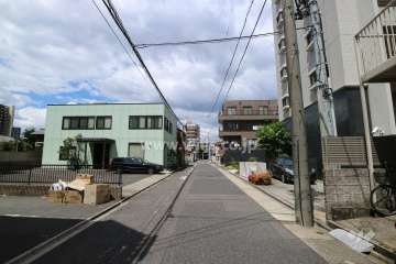 敷地西側の前面道路（南側から）