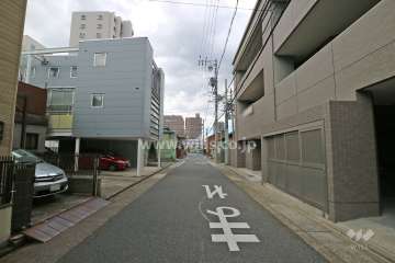 敷地南側の前面道路（東側から）
