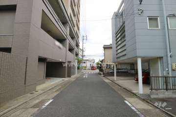 敷地南側の前面道路（西側から）