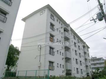 公団新千里北町第二団地C-57棟の外観（北東側から）