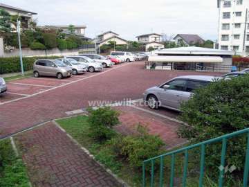 敷地内駐車場、右奥は管理棟です