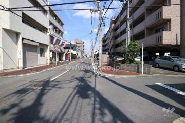 敷地の北側前面道路（西側から）