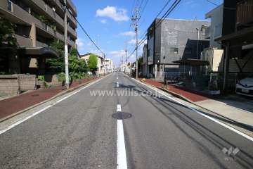 敷地の南側前面道路（西側から）