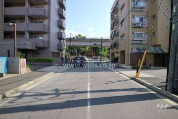 敷地東側の前面道路（北側から）