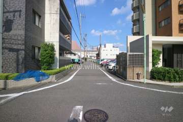 敷地の北側前面道路（西側から）