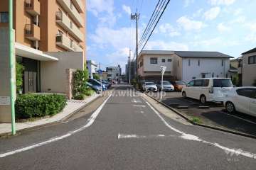 敷地の西側前面道路（北側から）