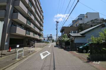 敷地南側の前面道路（西側から）