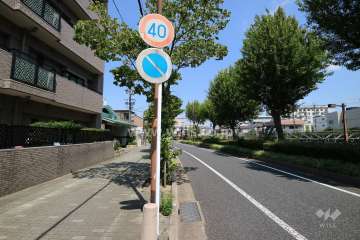 敷地東側の前面道路（南側から）