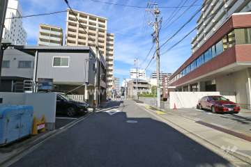 敷地西側の前面道路（南側から）