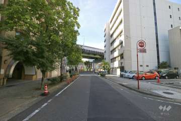 敷地北東側の前面道路（南東側から）