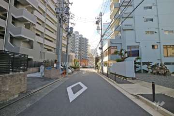 敷地北側の前面道路（東側から）