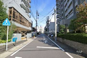 敷地北側の前面道路（西側から）