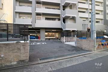 駐車場出入り口