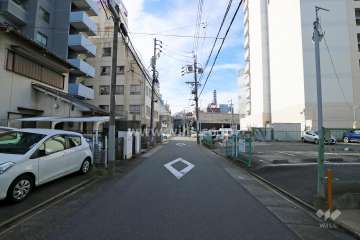 敷地北側の前面道路（東側から）