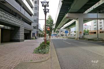 敷地西側の前面道路（北側から）