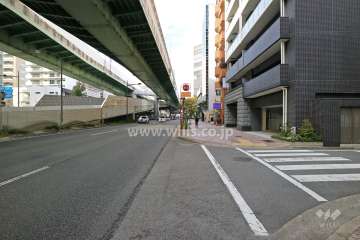 敷地西側の前面道路（南側から）
