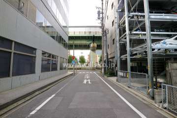 敷地南側の前面道路（東側から）
