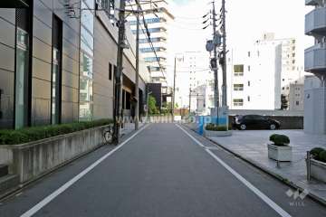 敷地北側の前面道路（西側から）