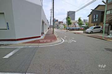 敷地南側の前面道路（西側から）