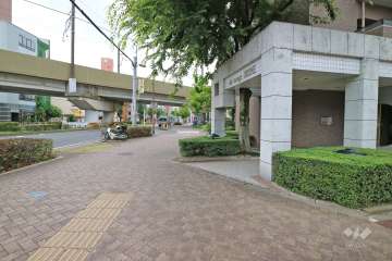敷地東側の前面道路（北側から）