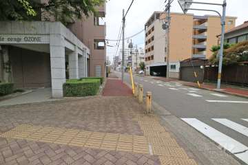 敷地北側の前面道路（東側から）