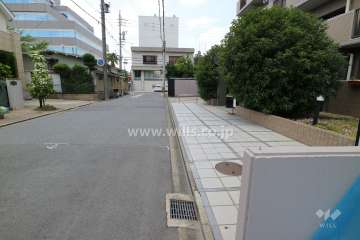 敷地南側の前面道路（東側から）