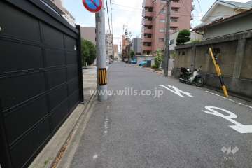 敷地南側の前面道路（西側から）