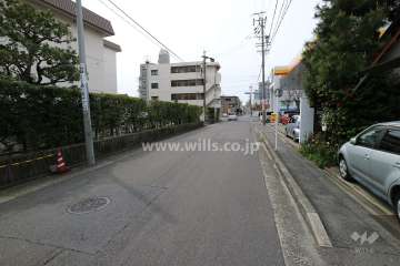 敷地北側の前面道路（東側から）