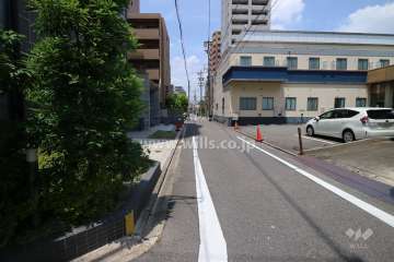 敷地東側の前面道路（南側から）