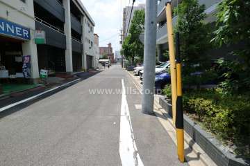 敷地南側の前面道路（東側から）